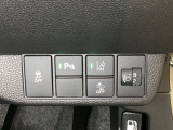 ハンドルの右側にはヘッドライトレベライザーとHondaセンシング用のメインスイッチがついています。ヘッドライトレベライザーは道路状況や積荷の加重に応じてライトの高さを調節できます。