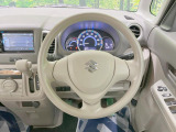 インテリアに合わせたデザインのステアリングは、運転される方のことも考え、運転しやすい形状、大きさです。是非一度、実際に触ってお確かめください。