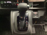 CVT車のセレクトレバーです。低速から高速まで、変速ショックのないスムーズな走りと、エンジン効率のよい領域を維持して燃費にも貢献します。サイドブレーキはスイッチ操作の電子制御パーキングブレーキです。