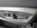 パワーシート搭載。微妙な調整が手軽にでき、快適なシートポジションで運転することが可能です。