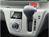 こちらのシフトは、車両にマッチしたデザインになっています!握りやすく、操作し易い配置になっていますので、いつも触れるシフトだからこそ、大切ですね!