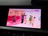 フルセグのTVチューナーが装備されておりますので、渋滞の中やご家族の送迎の待ち時間などでも退屈することなくお過ごし頂けます。