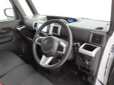 シンプルで使いやすいデザインの運転席です。