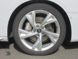 全車両に標準装備の純正アルミホイールは、純正ならではのバランスの良いデザインと、走行安定性をお楽しみ頂けます。