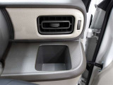 運転席のカップホルダーはエアコンの吹き出し口の前にありますので冷やしたり温めたり出来ます☆