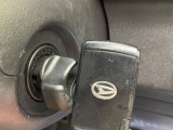 【キーレス】少し離れた場所からでもボタン一つでドアの開錠・施錠ができるのでとっても便利!ドアの鍵穴周りに傷をつけることもありません♪