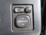 電動格納式ドアミラー付き。駐車場へ停めた時に、ボタン一つで左右のドアミラーをたたむ事ができます。
