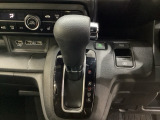 CVT車のセレクトレバーです。低速から高速まで、変速ショックのないスムーズな走りと、エンジン効率のよい領域を維持して燃費にも貢献します。サイドブレーキはスイッチ操作の電子制御パーキングブレーキです。