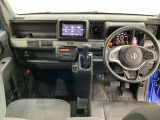 車内は光触媒抗菌消臭施工済です。インパネ周りはスタイリッシュなデザインです。グローブボックスやカップホルダーのほかにトレーなどたくさんの収納スペースが付いています。