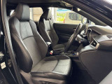 運転席の画像です。充分なスペースがあり、ゆったりした状態で運転していただけます♪