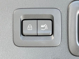【パワーバックドア】スマートキーや運転席のボタンを押すだけでリアゲートが自動で開閉します!荷物を持っている時や、高い位置にあるバックドアを閉める際に便利な機能です♪