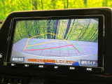 【バックカメラ】駐車時に後方がリアルタイム映像で確認できます。大型商業施設や立体駐車場での駐車時や、夜間のバック時に大活躍!運転スキルに関わらず、今や必須となった装備のひとつです!
