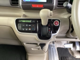 足元スッキリ、インパネシフトです。パーキングブレーキはフットブレーキタイプなので、運転席と助手席の間がスッキリしています。