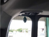 この車にはリアにもドライブレコーダーを装備しております◆映像・音声などを記録する自動車用の装置です。 もしもの事故の際の記録はもちろん、旅行の際の思い出としてドライブの映像を楽しむことができます。