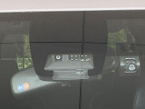 【トヨタセーフティセンス】走行中に前方の車両等を認識し、衝突しそうな時は警報とブレーキで衝突回避と被害軽減をアシスト。より安全にドライブをお楽しみいただけます。