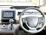 【ハンドル】運転にかかわる様々な操作を安全に行えるように視点移動が少なく操作性に配慮されたスイッチ類が凝縮されたコックピットです。