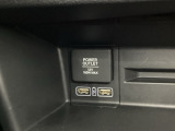 助手席前には横長のトレーとアクセサリーソケットがついています。その下に充電可能なUSB端子が2個ついていますので、手前のトレーにスマートフォンを置いて移動中でも充電できるので便利です。