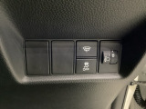 ハンドルの右側にはヘットライトリベライザーとHondaセンシング用のVSA解除スイッチなどがついています。ヘッドライトリベライザーは道路状況や積荷の加重に応じてライトの高さを調節できます。