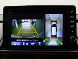 【マルチビューカメラシステム】カメラで映した周囲の映像をナビゲーション画面に表示し、ドライバーの死角を減らし運転負荷を軽減する機能です。映像は、車両の前後と左右のドアミラーに搭載した計4台で映します。