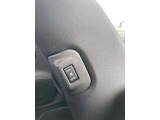 この車両は全席シートヒーターついてます。後部座席シートヒータースイッチ。
