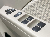 【電動格納ミラー】サイドミラーは電動格納式となっており、狭い駐車場でもキズがつくリスクを抑えられます。