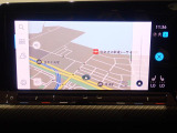 Discover Pro、10インチタッチスクリーンで操作はスマートフォンのように画面上を軽くタッチするだけ、モニターとメーターにおけるナビゲーションマップの同時表示も可能です。
