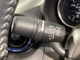 レバーをAUTOの位置にしているとき、レインセンサーが雨を感知すると、雨量に応じてワイパーが自動で作動してくれるオートワイパーを装備!設定変更で非作動にすると、間欠作動に固定されます。