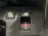 セレクトレバーの右に電子制御パーキングブレーキがあります。スイッチひとつで、停車した地点の傾斜などをシステムが検知・判断してブレーキ力を自動的に最適制御し、しっかり停車できるパーキングシステムです。