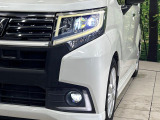 【LEDヘッドライト】悪天候や夜間走行時も良好な視界を確保し安心して運転できる高輝度LEDヘッドライトを装備!点灯速度が早く、消費電力も抑えられています。
