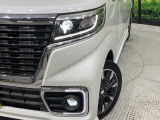 【LEDヘッドライト】悪天候や夜間走行時も良好な視界を確保し安心して運転できる高輝度LEDヘッドライトを装備!点灯速度が早く、消費電力も抑えられています。