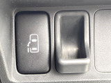 【パワースライドドア】スマートキーや運転席のスイッチでスライドドアの開閉が可能♪電動だから力を入れてドアを開ける必要が無く、小さいお子様でも、重い荷物を持っている時もラクに開け閉めできます♪