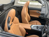 【コックピットシート】BMW車の主役席。車体中央にくる様に配置し車両重心とが一致する事でドライバーと車との一体感あるドライビングを実現。人間工学に基づき形成した形状が長時間のドライブ疲労も軽減します!