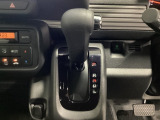CVT車のセレクトレバーです。低速から高速まで、変速ショックのないスムーズな走りを実現するとともに、エンジン効率のよい領域を維持することで燃費にも貢献します。