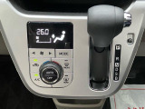 インパネにシフトレバーがございます^^空間を広く使うことができ、ハンドルにも近いため操作性にも優れています☆