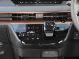 すっきりした運転席周りにはナビやエアコンの操作パネルを設置しておりますので、お一人での運転でもご安心できます。