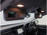 運転席、助手席にバニティーミラーが付いて、身だしなみチェックがすぐに出来ます♪