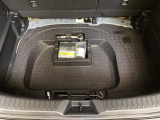 トランク下にはパンク修理キットや工具が収納されています。