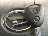 【キーレス】少し離れた場所からでもボタン一つでドアの開錠・施錠ができるのでとっても便利!ドアの鍵穴周りに傷をつけることもありません♪