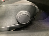 運転席にはドライバーの体型や好みに応じて前後方向だけでなく、高さの調整ができるシートリフターを装備!