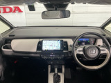 水平基調でスッキリとしたフロントビュー。広く見渡せて運転に安心をもたらします