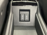 センターコンソール内の収納部分には、充電可能なUSB端子が2個ついています。移動中に充電もできるので便利です。