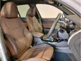 【コックピットシート】BMW車の主役席。車体中央にくる様に配置し車両重心とが一致する事でドライバーと車との一体感あるドライビングを実現。人間工学に基づき形成した形状が長時間のドライブ疲労も軽減します!