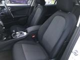 【助手席シート】運転席シート同様長時間乗車・スポーツドライビングでも疲れにくい形状にセッティングされたシートを装備しております。