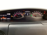 スピードメーターとタコメーターを大きく配した見やすいメーター部になっています。左側のインフォメーション画面でオドメーターや燃費などの情報を確認できます。