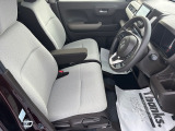 乗り心地の良いフロントシートです。足回りも広々としておりますので、長時間の運転も疲れづらいですよ。