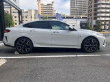 【BMWの伝統-3】BMWのお車は、“駆け抜ける歓び”を体現しております。走行の安定性とコーナリングの良さを追求し、思い通りにハンドルの操作可能です。