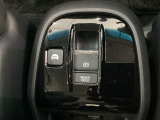 セレクトレバーの下に電子制御パーキングブレーキがあります。スイッチひとつで、停車した地点の傾斜などをシステムが検知・判断してブレーキ力を自動的に最適制御し、しっかり停車できるパーキングシステムです。