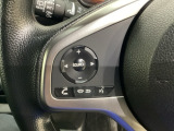 ステアリングスイッチがついていますので、オーディオのチャンネル変更、ボリューム、ジャンル変更が操作可能です。ハンドルから手を離さず安全に操作できます。