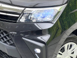 【LEDヘッドライト】悪天候や夜間走行時も良好な視界を確保し安心して運転できる高輝度LEDヘッドライトを装備!点灯速度が早く、消費電力も抑えられています。