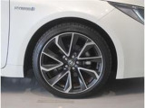 純正のアルミホイール装着車です。タイヤサイズは225/40R18です。